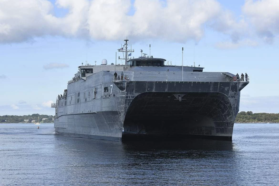 Συνωστισμός αμερικανικών δυνάμεων στο Αιγαίο: Τα USNS Carson City και USNS Trenton στο ναύσταθμο της Σούδας – Έντονη η παρουσία του ΠΝ των ΗΠΑ